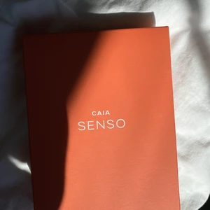 *helt ny* CAIA parfym - Helt ny CAIA Senso parfym, endast öppnad och testad! Köptes till min mamma som tyvärr inte gillade doften. Parfymen är alltså helt full, har endast testsprayat 1 gång! Beskrivningen på doften är tagen från Caias hemsida 😇 NYPRIS 595kr