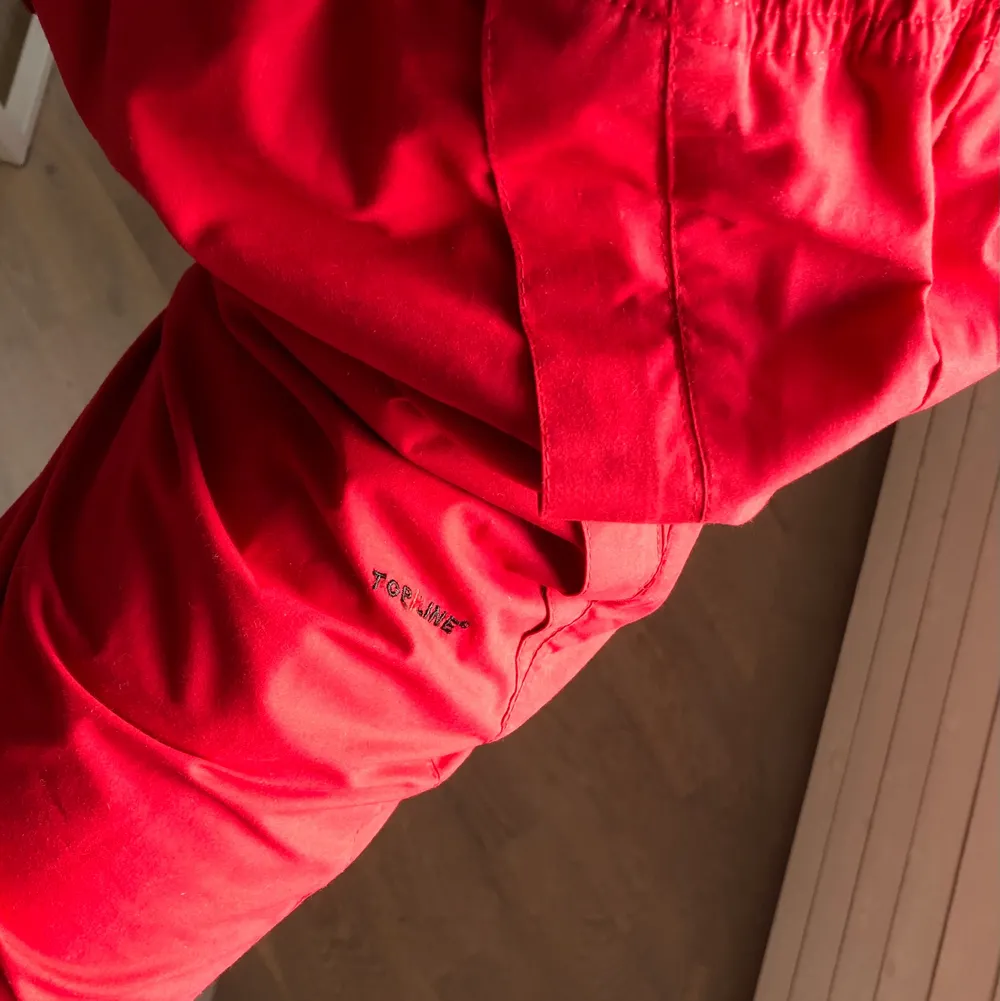 Ett par snygga pösbyxor i färgen röd som sitter puröst som man kan dra åt i midjan. Passar både till träning och vardag. Spänne nere vid anklarna och med stora fickor.. Jeans & Byxor.