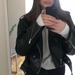 Skinnjacka - Jag säljer nu min fina skinnjacka från bikbok i storlek XS. Den är använd ca 2 gånger därför i nästan nyskick. Hör av er för fler bilder och frågor. pris, 100 kr + frakt 💞