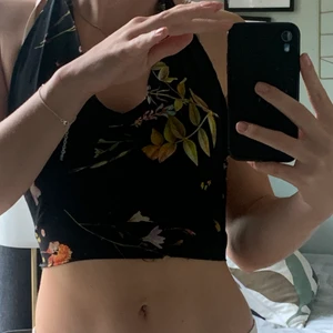 Halter neck top - Egen sydd halter neck top☺️ Säljer pga att den inte har kommit till användning🤩 Toppen är i bra skick, Skriv privat om du har några frågor🥰