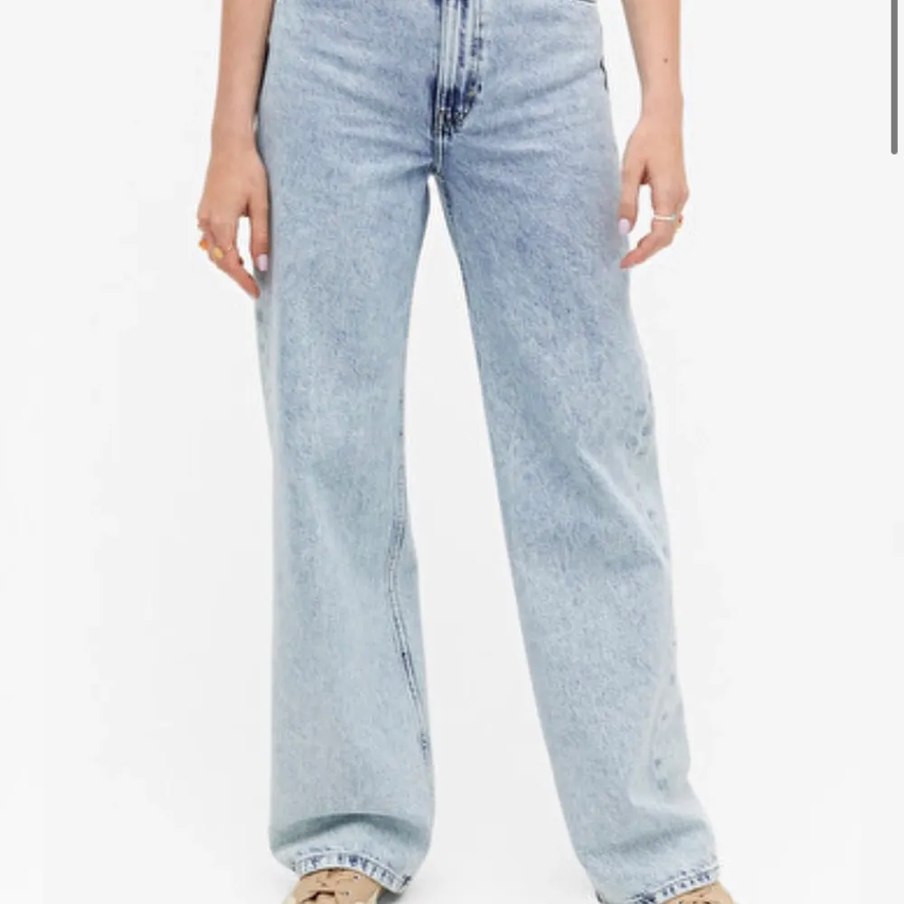 Superfina ljusblåa jeans från monki (Yoko), dem är uppsydda så dem passar mig som är 160cm men kan sprätta upp om ni vill 💖 (lånade bilder). Jeans & Byxor.