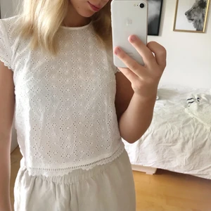 söt topp - fin topp med gulliga blomdetaljer från hm 🌸 storlek 36 