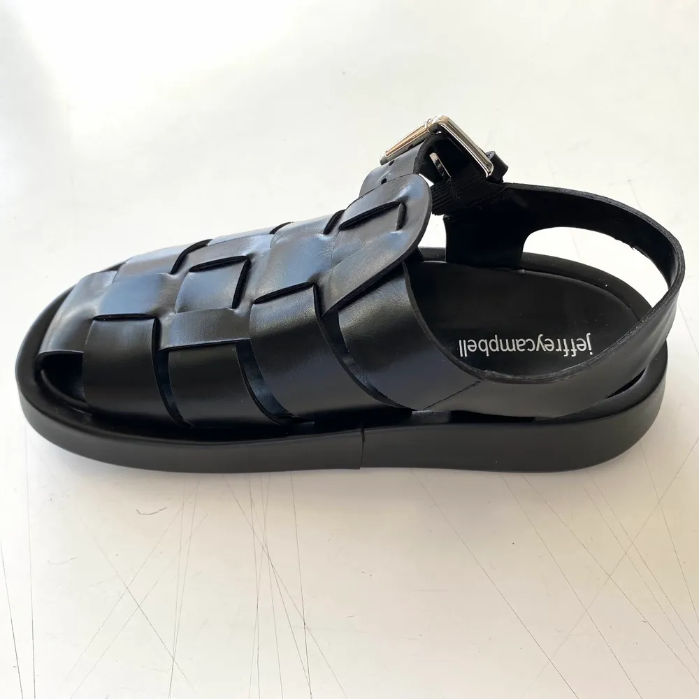 Oanvända sandaler i svart skinn.. Skor.