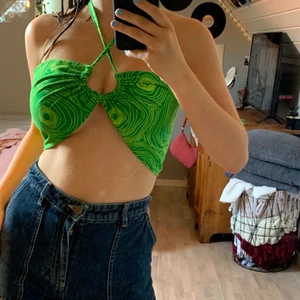 Egensydd topp - Här har jag sytt denna toppen i grönt tyg som kan bäras på 4 olika sätt. Om ni har några frågor kring mått eller vill se fler bilder är det bara att skicka ett meddelande. Jag har vanligtvis M på liknande toppar. Frakt på 24kr tillkommer❤️.