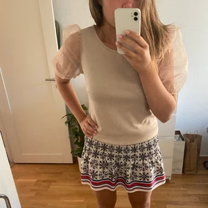 Puffärms topp - Säljer min supersöta puffärmstopp från vila!💜 använd väldigt lite och därför i väldigt gott skick! Storlek 38/40