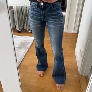 Acne jeans - Ett par mörkblå raka (lite bootcut) ACNE jeans. Storleken är 26/34, de är ganska låga i midjan. I mycket bra skick, priset kan dock diskuteras vid snabb affär 