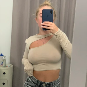 CROPTOP FRÅN P L T - En uuuursnygg croptop från P L T med ”cut out”. Säljer för den inte kommer till användning är och endast använd 1 gång. 🤍 Frakt är inte inkluderat i priset! 