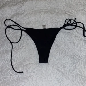 Bikini underdel - Säljer denna oanvända bikini underdel då jag råka köpa 3 likadana men en gav jag bort och en behöll jag:) storlek xs-m går att justera banden vid sidorna, hör av er vid intresse av fler bilder 😽😽