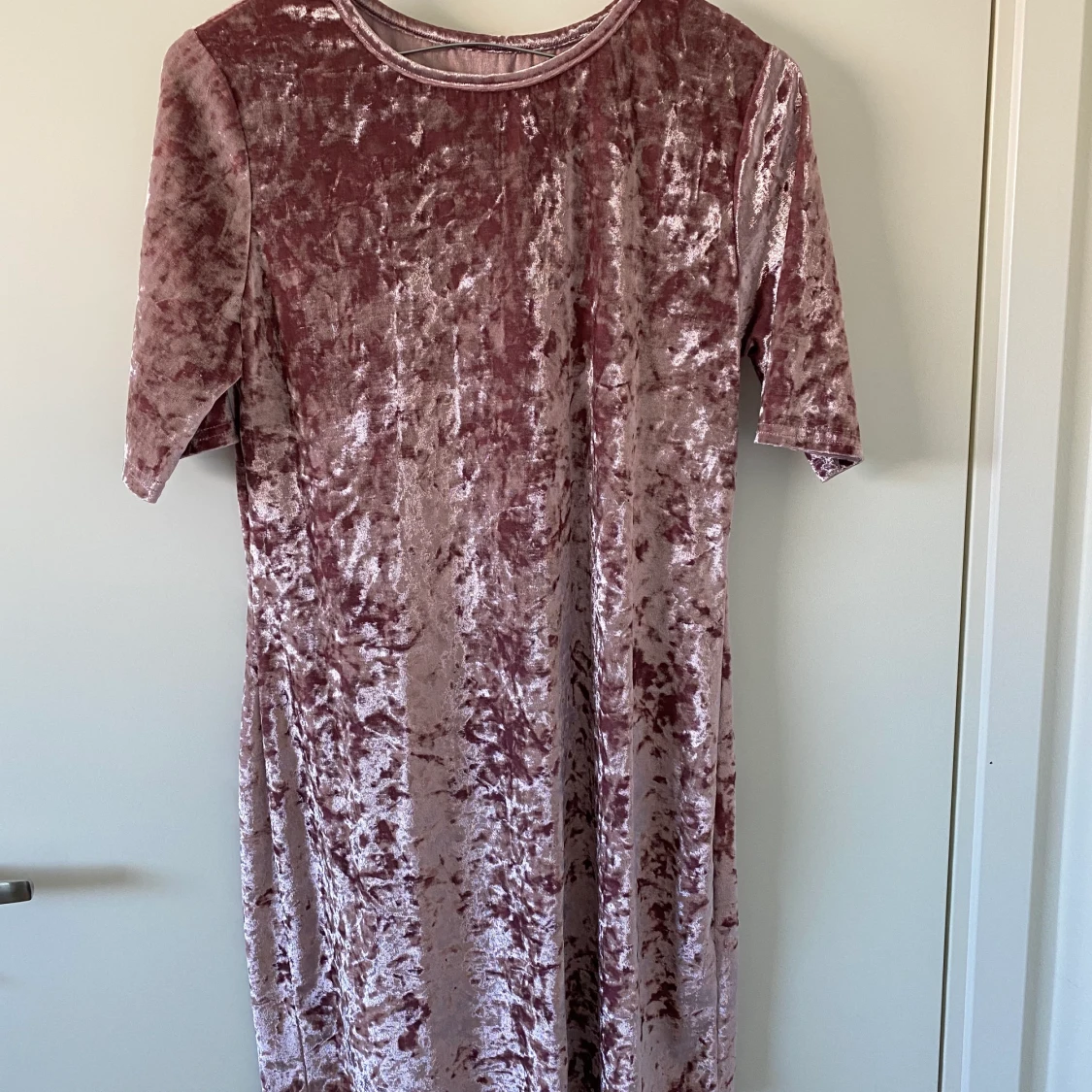 Rosa sammetsklänning