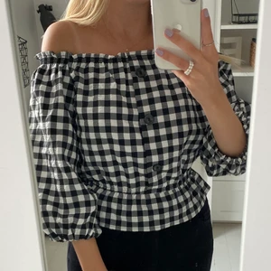 Rutig off shoulder topp - Svart och vit rutig off shoulder topp från h&m i storlek 36. Använd få gånger.