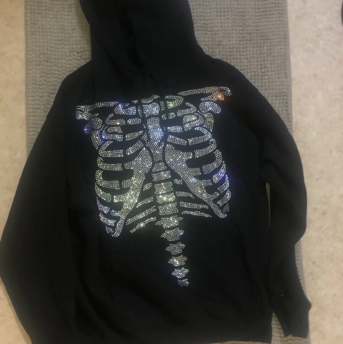 Hoodie med rhinestones - 90