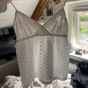 Linne  - Jätte söt blus/linne som är köpt secon hand. Vet inte storleken men jag har S och den sitter bra men lite tajt så skulle passa mindre storlekar beroende på hur man vill att den ska sitta ❤️är många intresserade startar jag en budgivning 