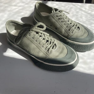 Knappt använda Eytys  - Gråa Laguna Sneakers från Etytys, använda 2 gånger och i väldigt bra skick. Passar perfekt nu inför hösten och är i tyg och med mocka snörning. Eytys påse och nya skosnören ingår ! Inköpspris: 1600kr                          Priset kan diskuteras vid visat intresse :)
