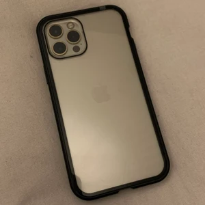 Sprillans nytt mobilskal  - Aldrig använt mobilskal, plast filmen sitter fortfarande kvar och orginalförpackningen finns också kvar, storlek 12 PRO, köpt för 199kr och säljs för 180kr inklusive frakt! Det är ett mobilskal som omsluter hela telefonen med ett skydds glas, skalet sitter ihop med hjälp av magneter som sitter runt kanterna!🌟 den skyddar båda fram och baksida!