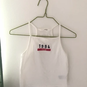 Vitt linne - Ett vitt linne från H&M med tryck. 35kr+frakt💛