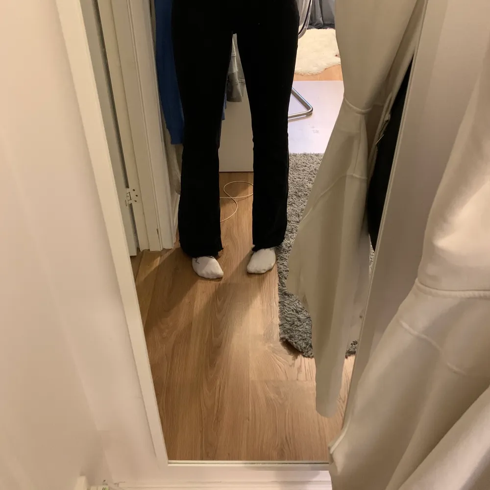 Säljer mina jeans för att dom inte kommer till användning, storlek S men lite stora i midjan för mig som har S som vanlig storlek. Fint skick, köparen står för frakten!. Jeans & Byxor.