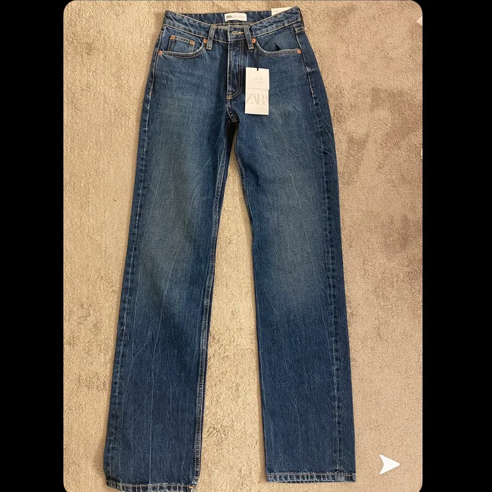 Säljer helt oanvända jeans med prislapp kvar från zara. Storlek 34 💕. Jeans & Byxor.
