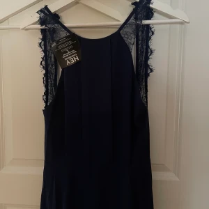 Marinblå jumpsuit - Superfin jumpsuit från Nelly! Köpt för x antal år sen men aldrig använd då jag inte hittat tillfälle! Kan tänka mig ett billigare pris vid snabb affär!🥰🥰