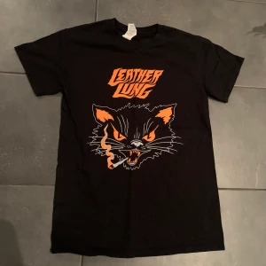 Tee med tryck - Pit to pit 43cm hela längden 57cm size S