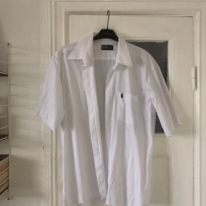 Ralph lauren skjorta - Snygg oversized ralph lauren skjorta. Skit snygg som strandskjorta eller över en tröja:)