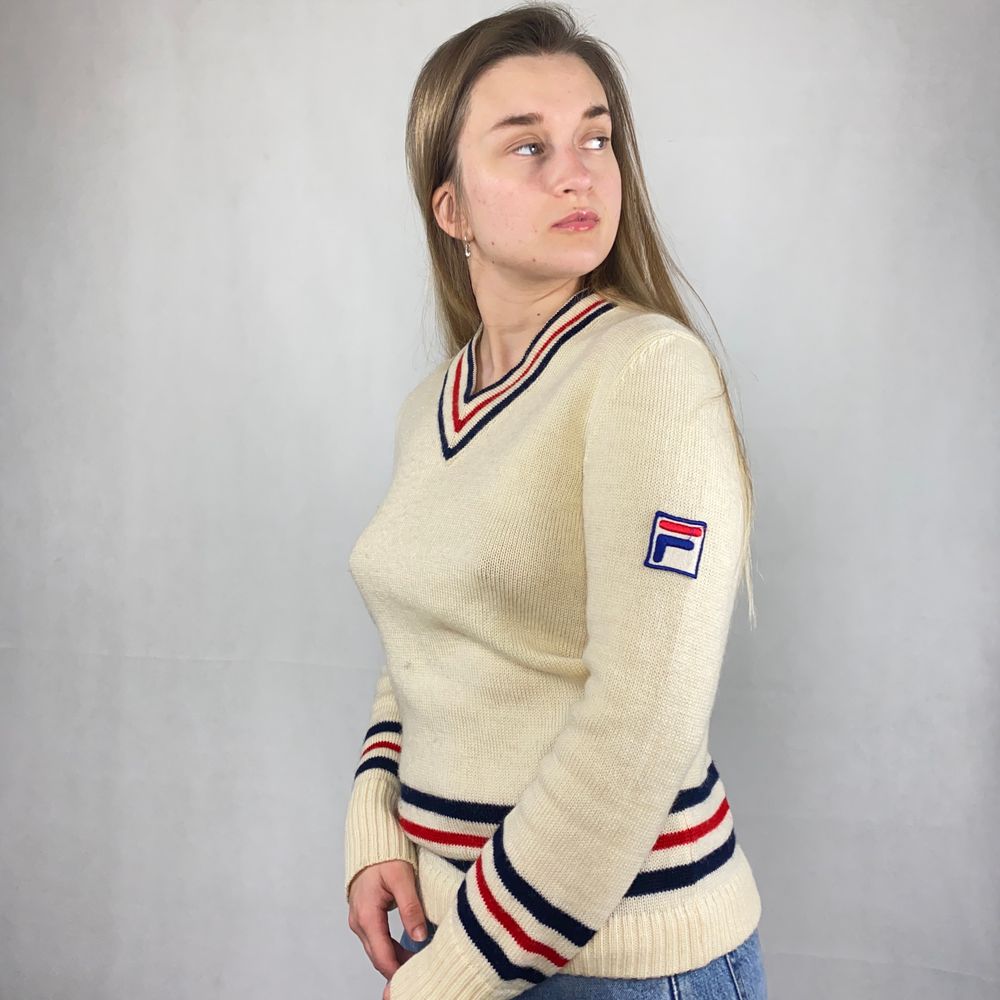 Vintage crème white sweater från FILA. Pure Lana vergine. Några små tecken på användning, ett hål i mitten som har sytts ihop. Finns några ljusa fläckar. Annars i ok skick! Kliar lite så rekommenderar att a ha en tunn långärmad under. Modellen använder storlek S och är 169cm för referens. Axeln till axeln 43cm, längd 66cm, byst bredd 47cm och ärm längd 61cm. Spårbar frakt på 66kr är inräknad i priset och SafePay tar 10% av betalningen. . Stickat.