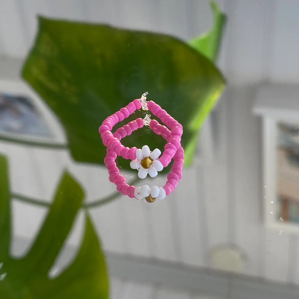 Rosa ring med blomma, egentillverkad! 💗                   Passar S-M                                                                         Säljer för 15kr + 12kr i frakt. Fraktpriset är det samma oavsett antalet ringar man köper ✨. Accessoarer.