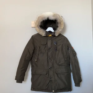 Parajumper - En jätte fin Parjiper vinter jacka. Den är mörkgrön och har jätte fint skick nästan som ny. Den har äkta päls.Den passar 11-13 åringar runt 140-160. Budgivning från 1000kr. Buda i kommentarerna. Köpa direkt 2500kr