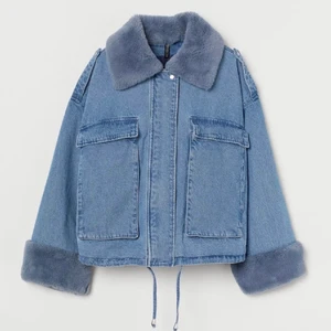 Jeans jacka med päls detaljer  - Säljer min supersnygga jacka från H&M. Endast använd 1 gång så den är helt som ny. Nypris var 500kr, tror den är helt slutsåld på hemsidan. Svarar ej på skambud. Frakt 66kr (EJ INRÄKNAT I PRISET) Storlek XS/S men den sitter oversize 