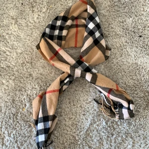 Burberry Scarf - En Burberry scarf original färgen. Tror att den inte är äkta säljs för att den används knappt använd några gånger bara. Bra skick super fin