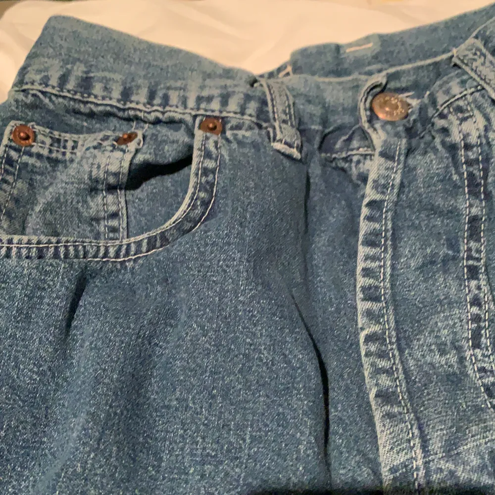 Ett bara blå jeans som är väldigt långa i benen💙. Jeans & Byxor.