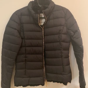 Tunn dunjacka 34 - Fin jacka med detaljer. Knappt använd. Från Bubbleroom 