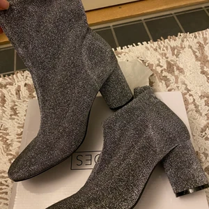 Glitter klackar från Nelly  - Oanvända glitter klackar från Nelly i storlek 40