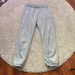 Champion mjukisbyxor - Oversized mjukisbyxor från champion!!💖 Har en pytteliten fläck där bak (bild 3)💗 har satt in egna snören så dem går att knyta i midjan! Om flera är intresserade-buda i kommentarerna!❤️