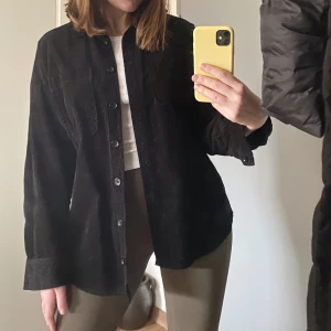 Ribbad oversize-skjorta MONKI ⚡️ - Jättefin oversize-skjorta från MONKI i ribbat manchestertyg. Kan användas både som skjorta och jacka. Enbart använd vid ett tillfälle, säljes då den inte kommer till användning. Storlek S men oversize så skulle säga att den passar allt från XS-L. Kan mötas upp i Karlstad eller skickas om köparen står för frakt 💌