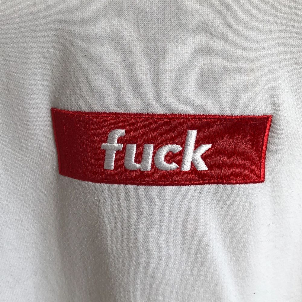 Mysig vit hoodie med röd text, i fint skick och inte använd så mycket alls. Gratis frakt 🤍. Huvtröjor & Träningströjor.