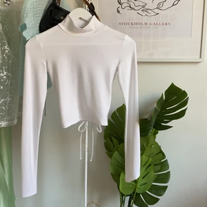 Så fin vit topp med öppen rygg  - Så fin topp med öppen rygg. Aldrig använd så i jättebra skick! Storlek xs från bikbok, konstant slutsåld. 