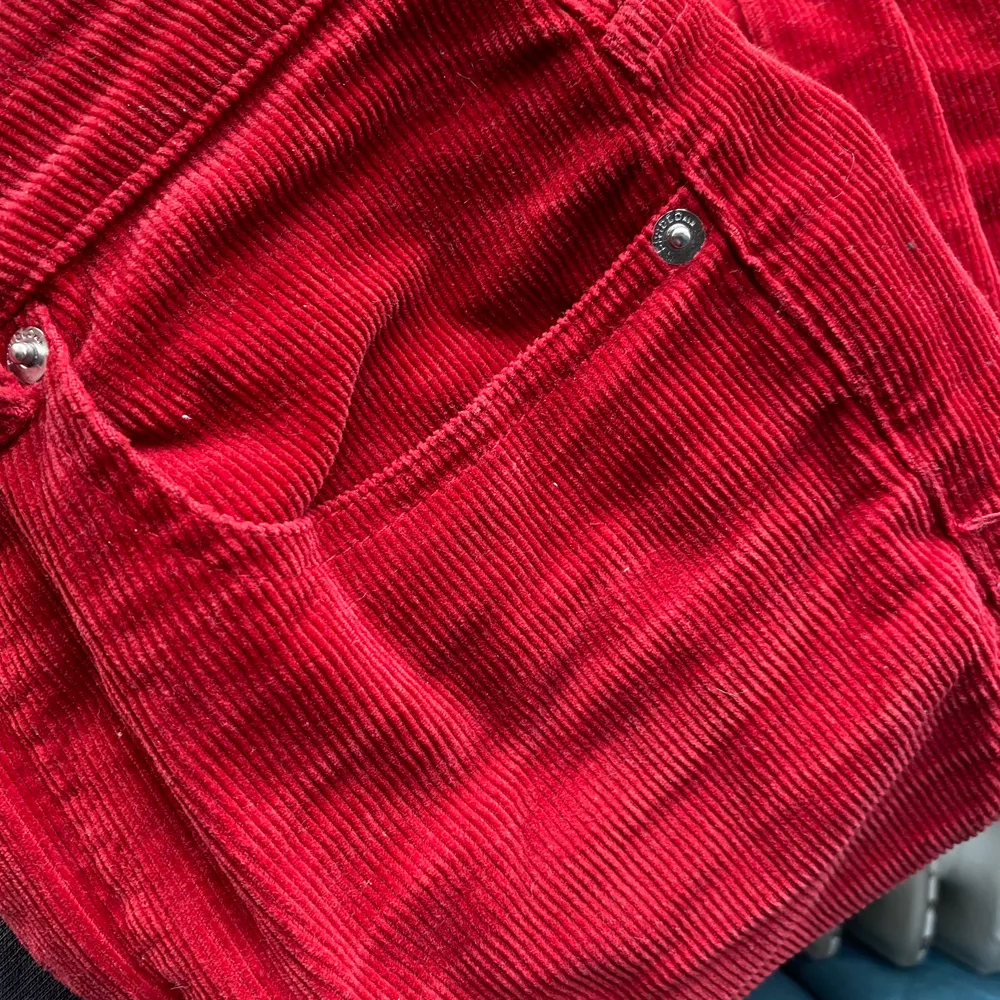 Röda Manchester-byxor köpta på second-hand, i fint skick!. Jeans & Byxor.