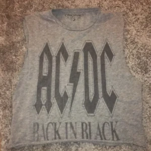 AC/DC linne (bandtröja)  - Den första bandtröja jag någonsin köpte på Jack & Jones herravdelning i Halmstad. Klippt den kortare och gett större armhålor, perfekt som t.ex sovlinne, träningslinne eller bara som ett riktigt snyggt linne✨
