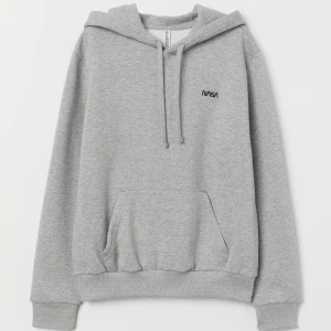 Grå hoodie  - grå hoodie från hm med ”nasa” broderat litet på bröstet! köpt ett par år sedan och har blivit använd och dessvärre lite nopprig😩 har även en liten nagellacksfläck på ena armen. i strl xs och är liten i modellen (inte oversized). köpare står för frakt 😍