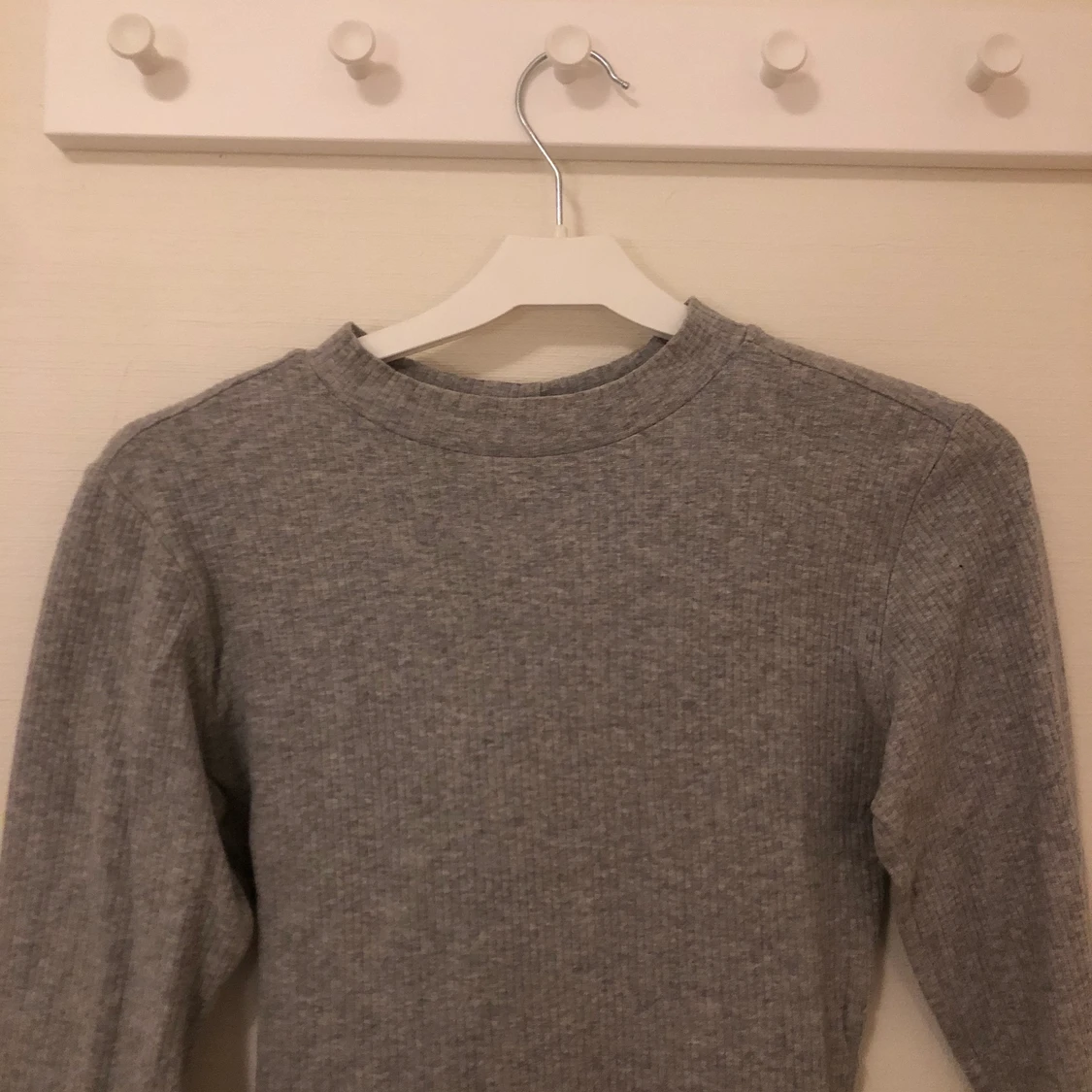 Grå lång stickad klänning