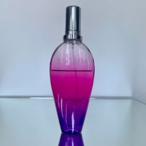 Parfym Escada Marine Groove/ 100 ml/ EdT - Escada Marine Groove, fruktiga och blommiga noter. Säljes då den inte kommer till användning. Svår att få tag på. Nypris mellan 900 och 1 600 kr. Lanserades först år 2009. Toppnoter - Passionsfrukt, Mellannoter - Jasmin och pion, Basnoter - Mysk.