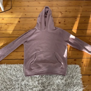 Rosa hoodie - Rosa Hoodie från HM, stl M, knappt märkbar missfärgning på ryggen