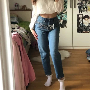 Byxor, storlek 3 och 5 - Det mesta på denna bild är till salu, du kan köpa sakerna separat eller hela outfiten. Köper man outfiten så får man den billigare. Detta inlägg är för byxorna om man vill köpa dem separat. Den är helt oanvända med lapparna kvar på, jag har 2 st av dem, en i storlek 3 och en i 5. Jag har på mig dem i storlek 3 [BÄLTET har ett eget inlägg längre ner]