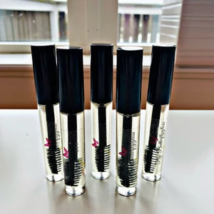 Egentillverkat fransserum💕 - Egentillverkat fransserum 🦋 Används för fylligare och längre fransar och ögonbryn. Går även att köpa på min Instagram by_butterflygloss. Håller mellan 3-6 månader beroende på hur flitigt det används och ger resultat efter cirka en månad. För bästa resultat ska de användas dagligen 💖 Vid produktion används uppsatt hår, plasthandskar, munskydd, spritad yta, rengjorda verktyg och tvättade tuber. Innehåll: jojobaolja, ricinolja och vitamin E olja. 💖 Hör av dig vid funderingar! Gåva medföljer vid varje köp! Frakten kostar 12kr