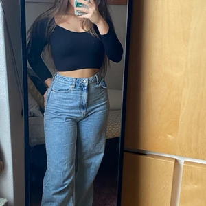 Fina och långa ljusblåa jeans  - Hej! Säljer dessa fina ljusblåa jeans från hm pga de för stora :( jättefina 💗 använd en fåtal gånger, nypris är 400 min pris är 150 + frakt ✨ 