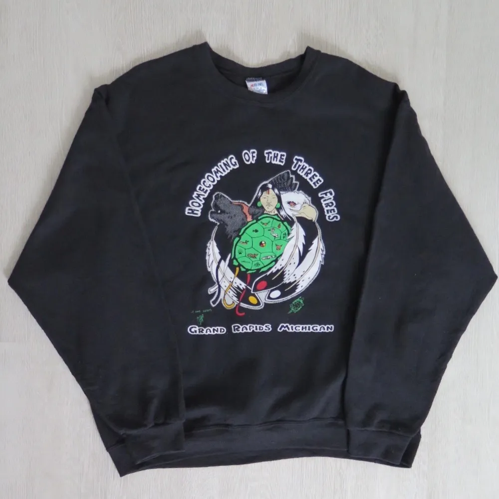 Svart graphic sweatshirt strl XL med coolt tryck. 66 kr spårbar frakt. Skicka meddelande om du vill köpa eller vid frågor/fler bilder! Notera att små defekter kan finnas då den inte är ny. Större brister nämns tydligt i annonsen/visas på bild. . Hoodies.