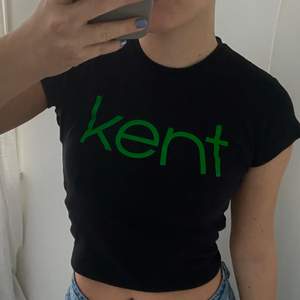 Snygg Kent-tisha med grön text. Tight i modellen