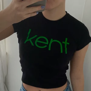 Kent T-shirt  - Snygg Kent-tisha med grön text. Tight i modellen