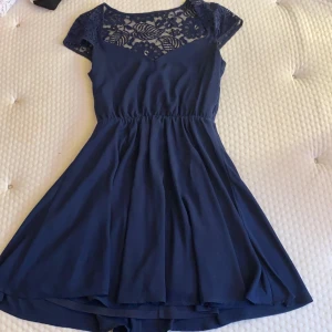 fin klädning - älskar den, är dock förliten så skulle nog passa S