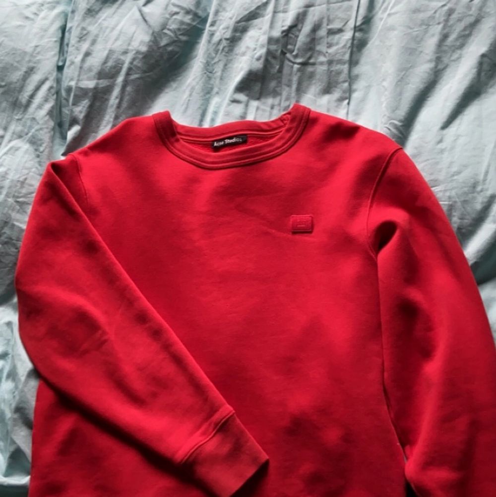 Röd Acne sweatshirt i storlek XS herr oversized på tjejer. Den är i bra skick och fortfarande gosig på insidan, jag säljer för jag tycker jag är fil i rött :) nypris 1800kr jag säljer för 700! . Tröjor & Koftor.